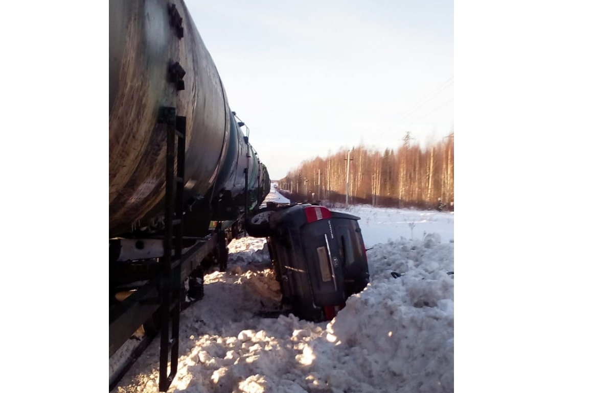В Кировской области поезд влетел в автомобиль на рельсах