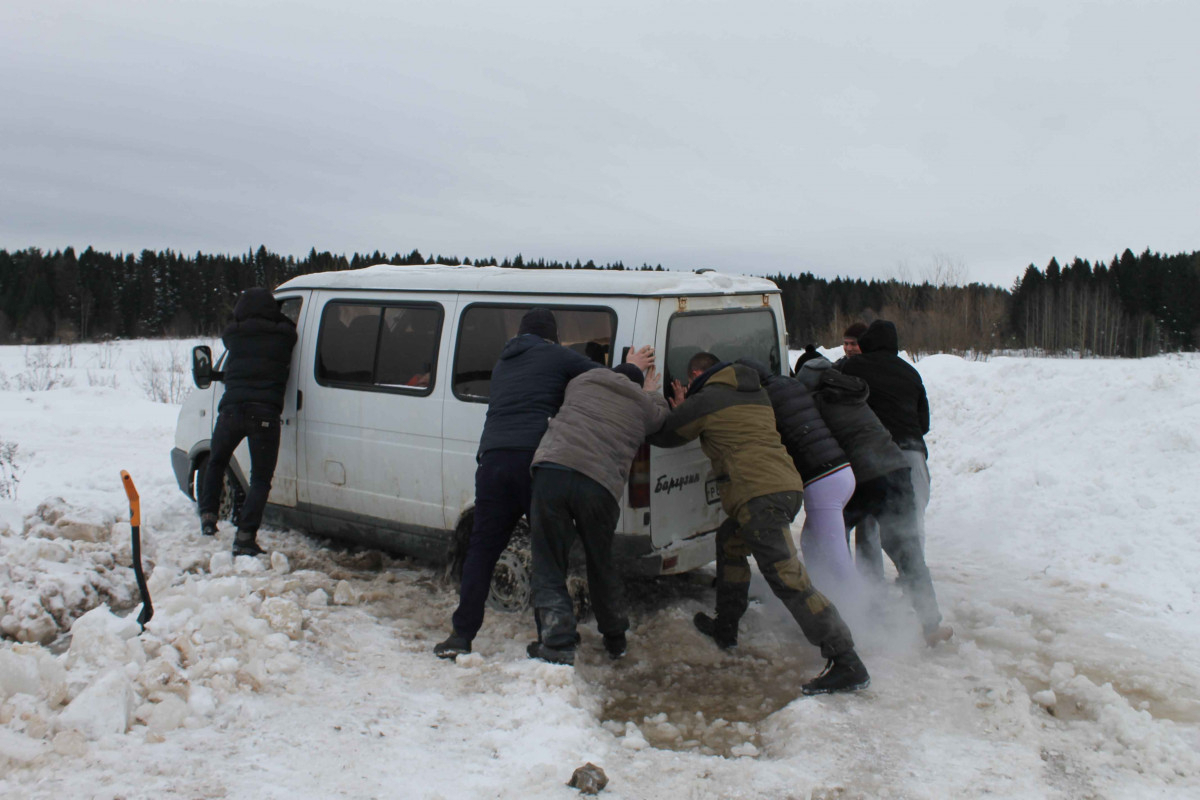 На дороге Киров-Русское машины проваливаются колесами под толстый слой льда