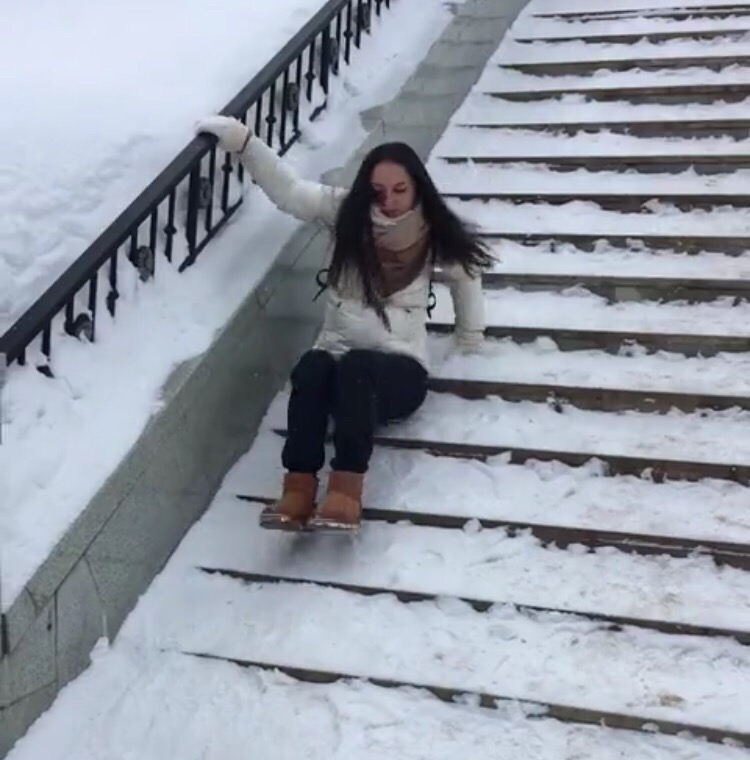 Видео: девушка скатилась с лестниц в Александровском парке, как с горки