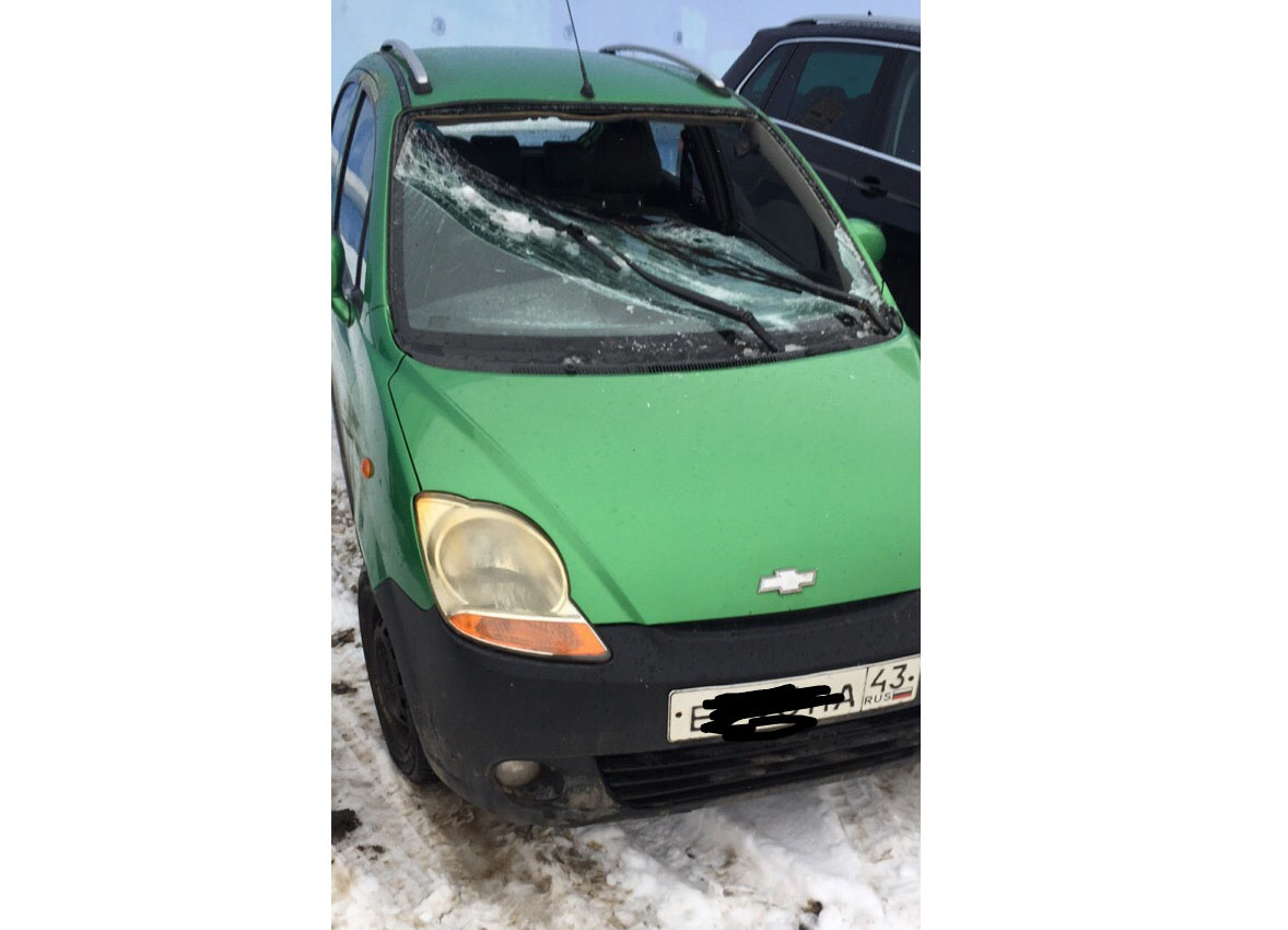 Лобовое стекло разбито вдребезги: в Кирове от снежных лавин с крыш пострадали два автомобиля