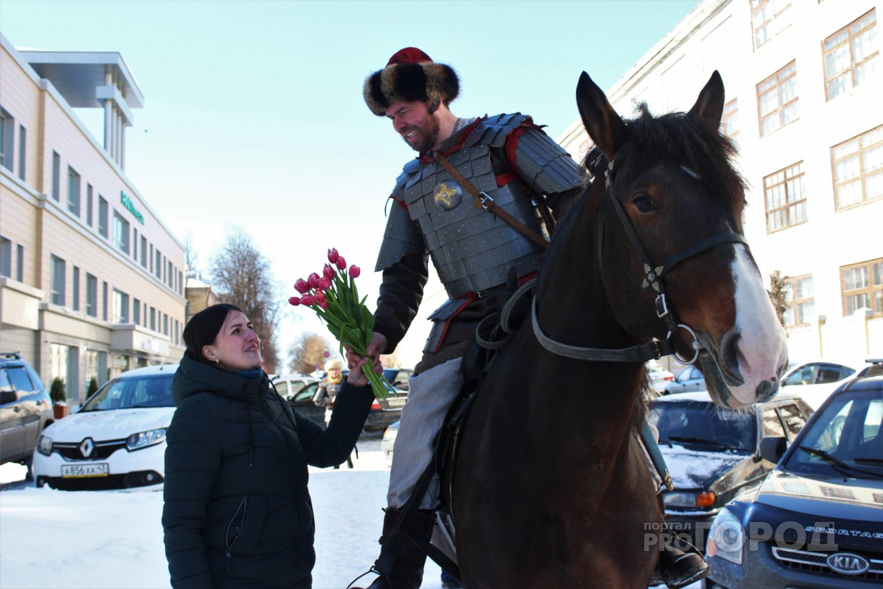 Фоторепортаж: в центре Кирова воевода на коне поздравил девушек с 8 Марта