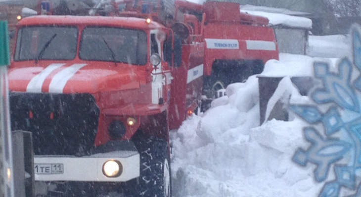 В Кировской области две пожарные машины застряли в снегу
