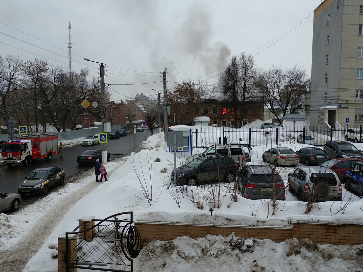 В центре Кирова вспыхнуло здание дореволюционной постройки