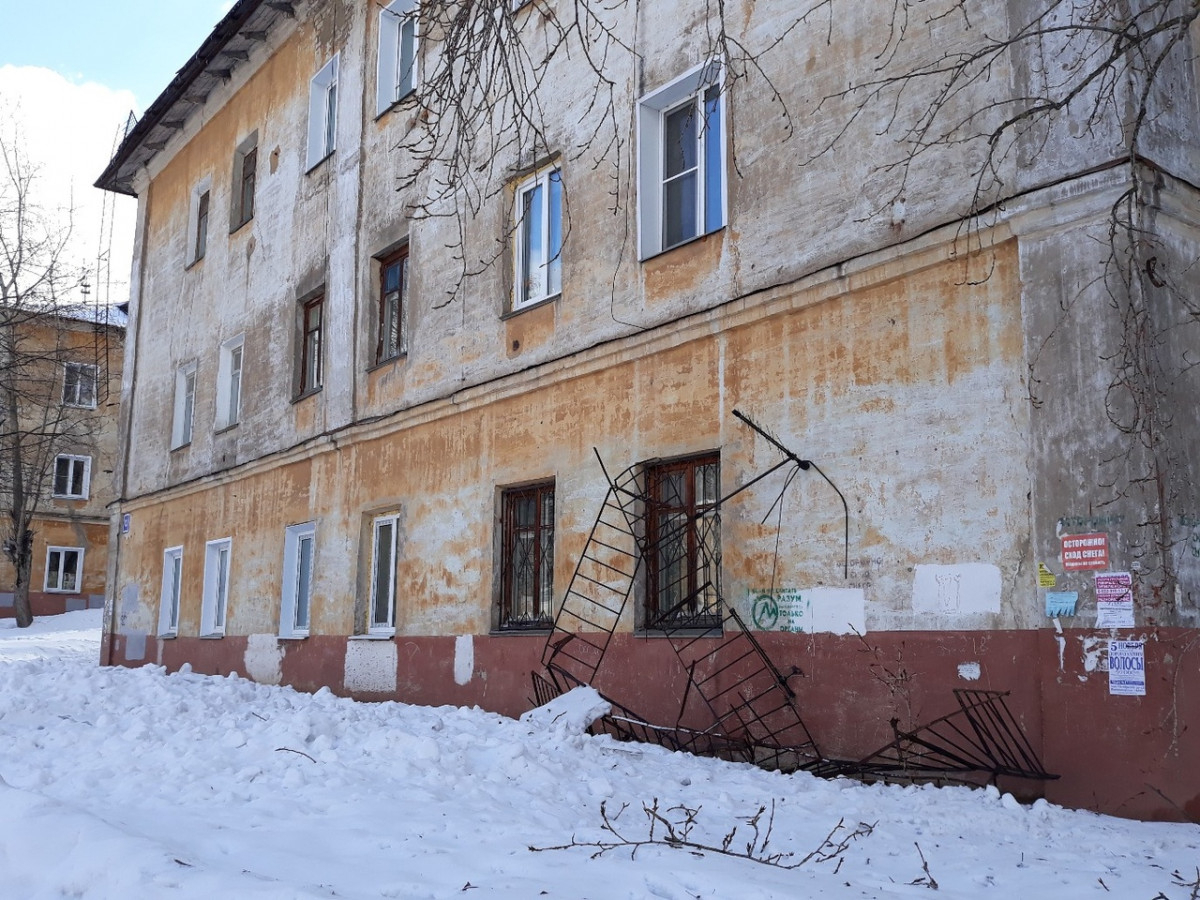 В Кирове снег с крыши дома почистили вместе  с антеннами и снегозадержателями