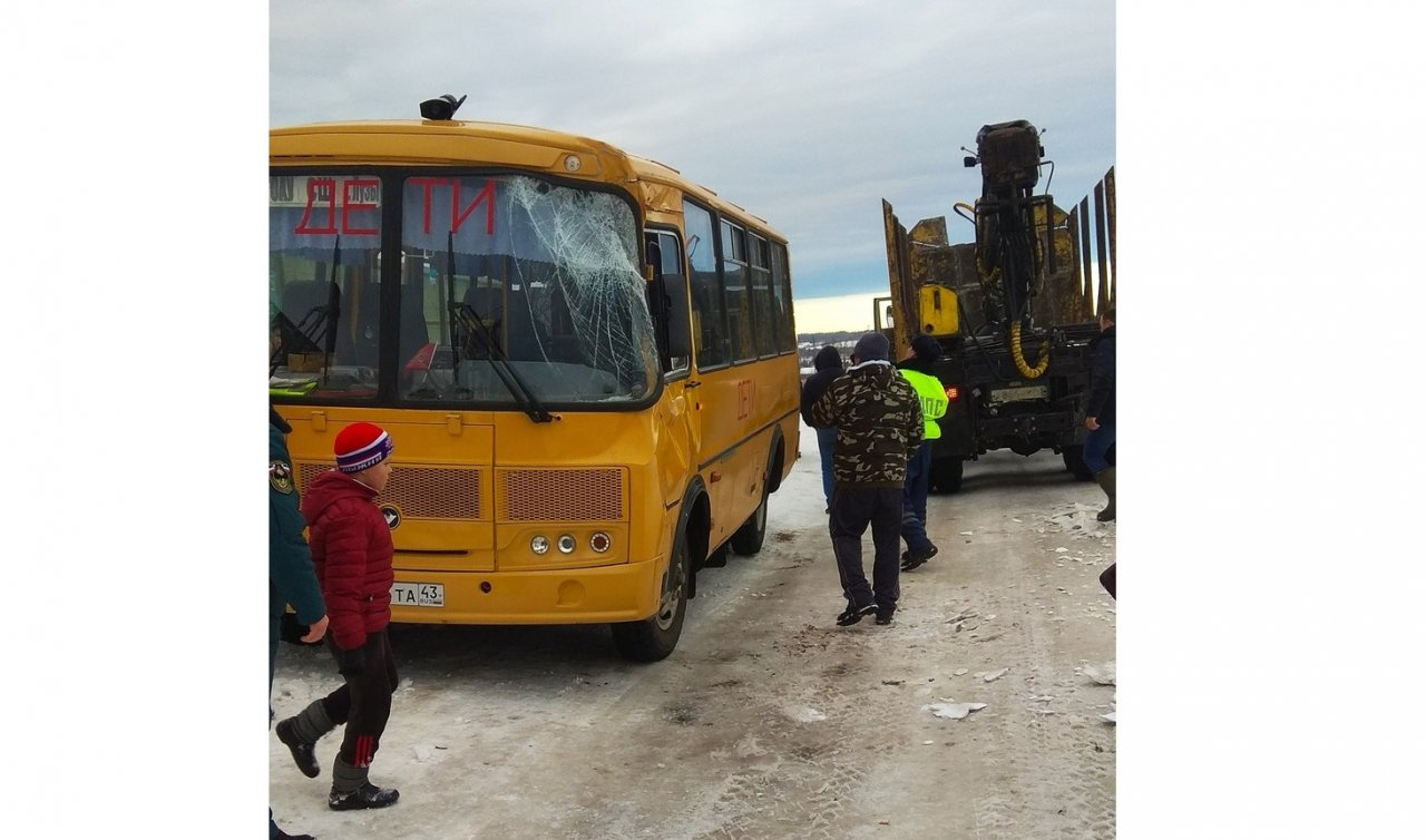 В Кировской области столкнулись автобус для детей и лесовоз: есть пострадавшие