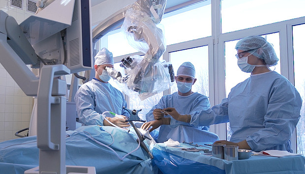 В Кировской областной больнице провели 25 операций на позвоночнике с применением эндоскопической технологии