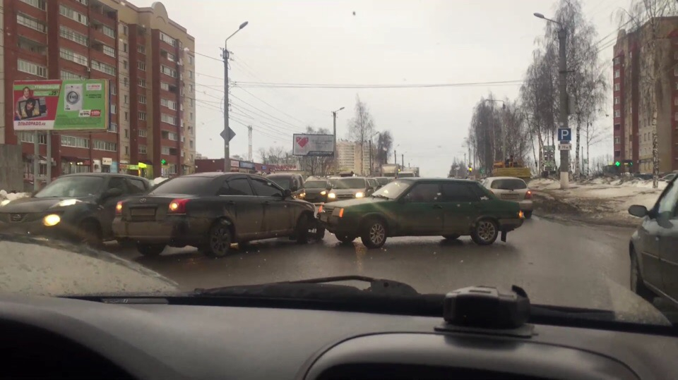 В Кирове на Ленина из-за ДТП образовалась 7-километровая пробка