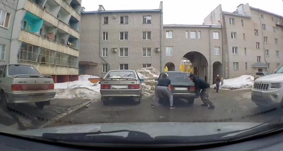 Видео: двое кировчан передвинули руками припаркованный автомобиль