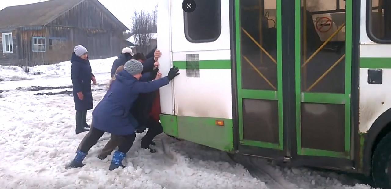 В снежной каше на дорогах Кировской области застревают школьные и рейсовые автобусы