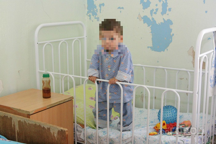 У одного из 5 оставленных в запертой квартире детей в Кирове подозревают рахит
