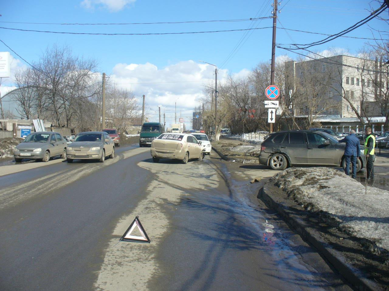 ДТП в Кирове: от удара у BMW X5 вырвало колеса