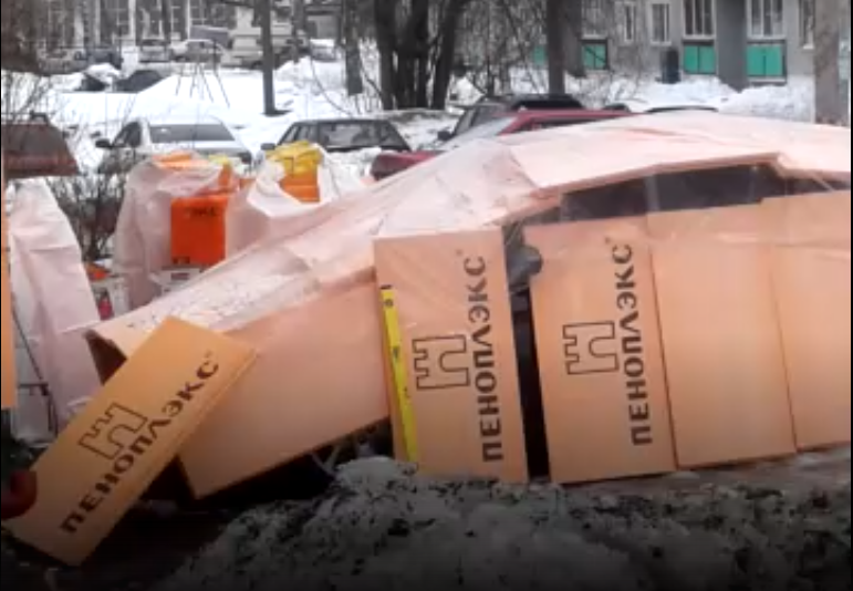 В Кирове строители сделали «гараж» из утеплителя для чужой машины