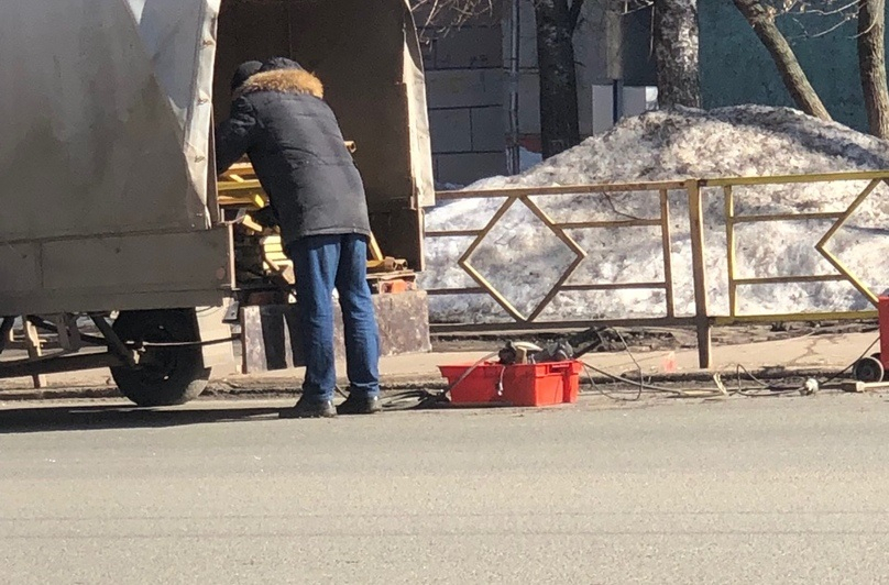 В центре Кирова рабочие демонтируют желтые ограждения у дорог