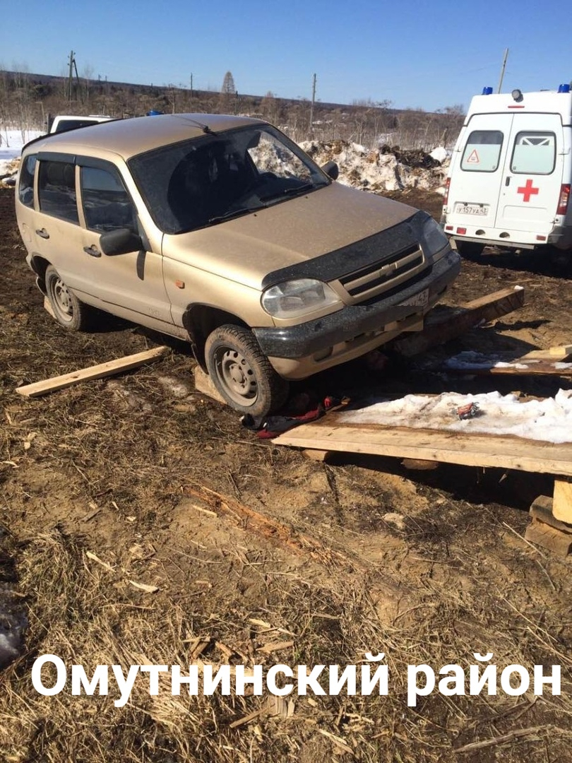 В Кировской области мужчина погиб под колесами внедорожника, который  ремонтировал