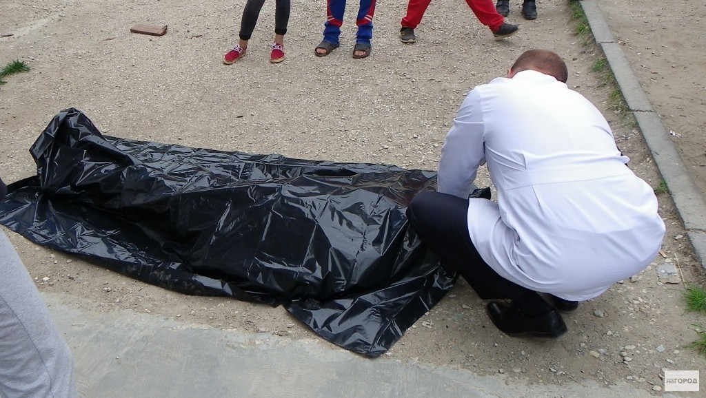 Очевидцы: «В Радужном на проспекте Строителей лежит труп»