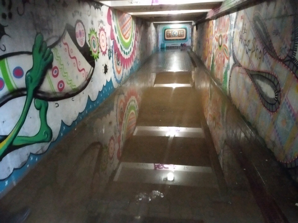 В центре Кирова в подземном переходе - бассейн: почему властям легче откачивать воду, чем решать проблему?