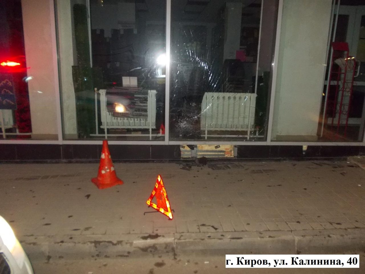 В Кирове разыскивают водителя, который сбил пешехода и влетел в витрину магазина