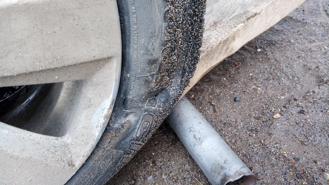 "Ям из-за луж не видно!": десятки кировских водителей пробили колеса на проезжей части