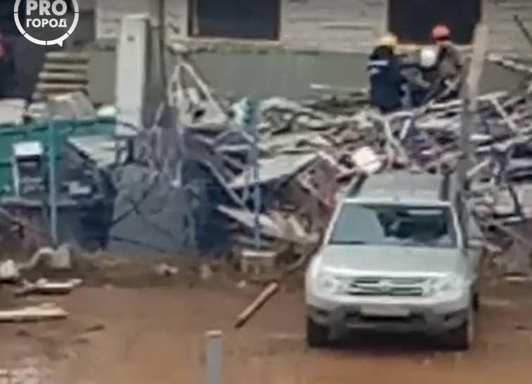 Видео: у новостройки в Кирове обрушились строительные леса, есть пострадавшие