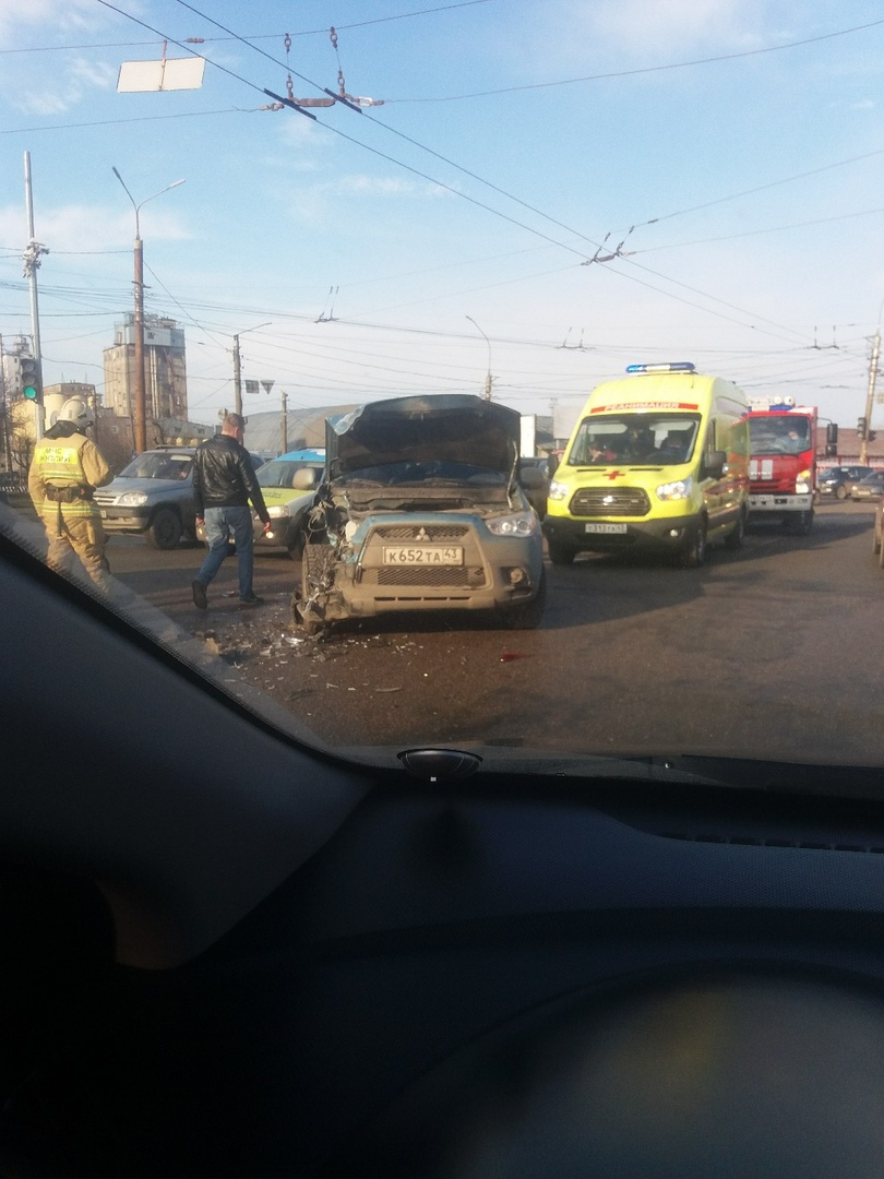 Утром в Кирове столкнулись две иномарки: на месте работали реанимация и МЧС