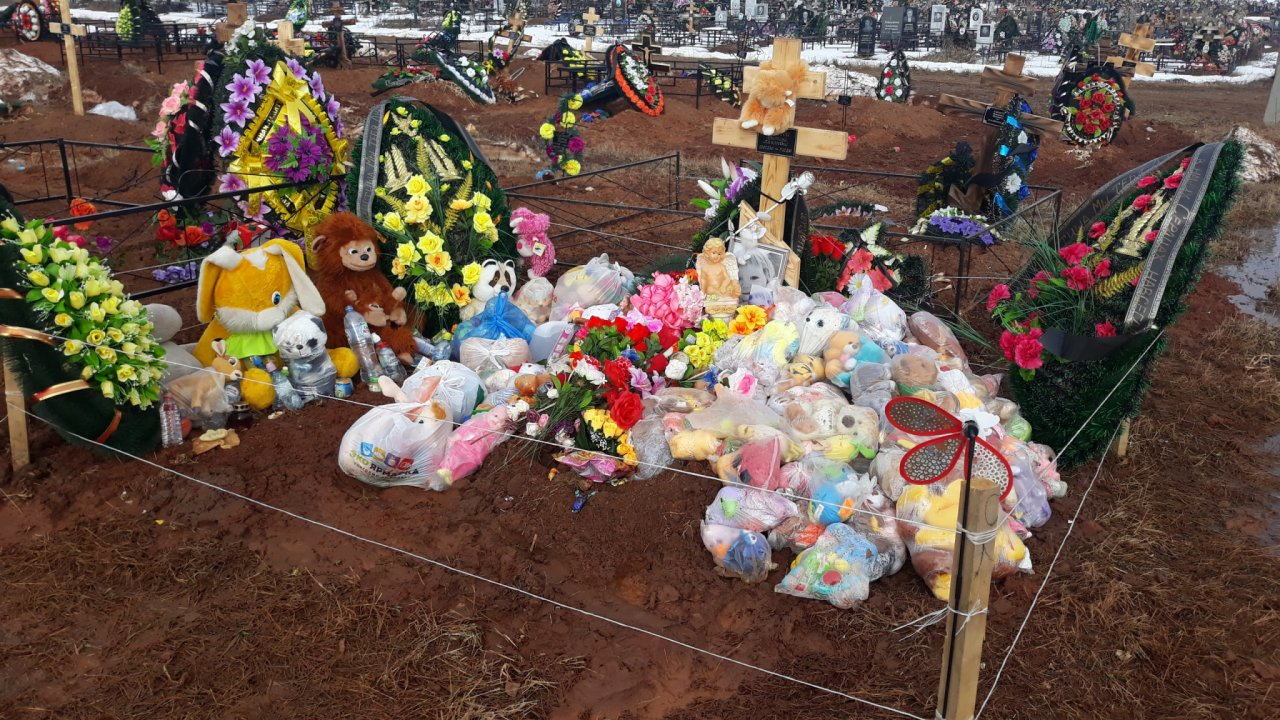 В Кирове усыпали игрушками могилу девочки, которая погибла в запертой квартире