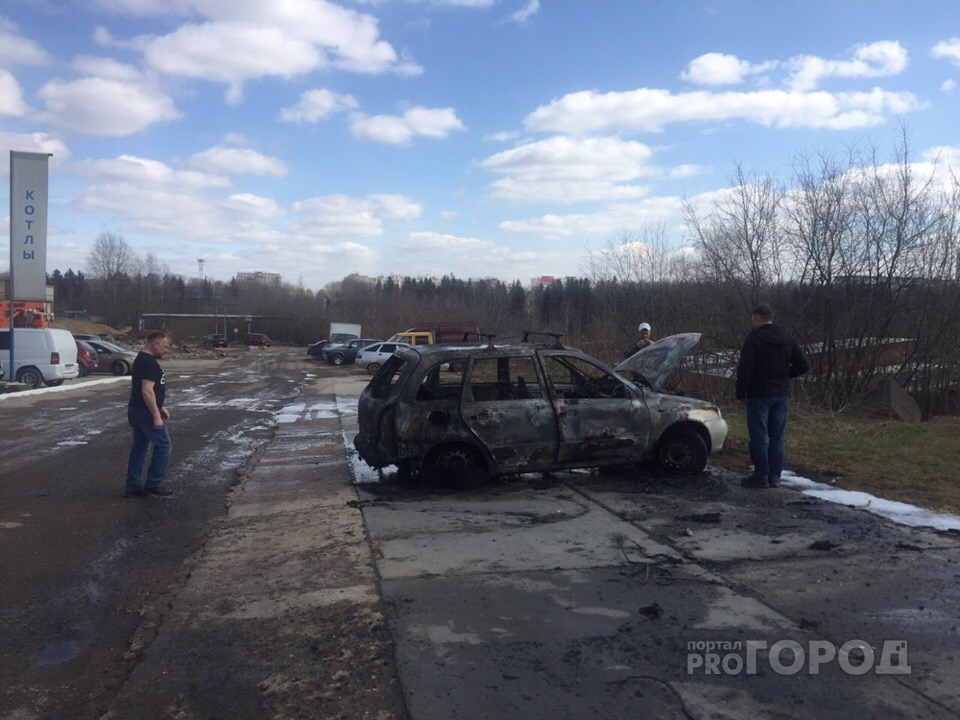 "Хлопок было слышно на 2 километра": в Кирове дотла сгорела припаркованная машина