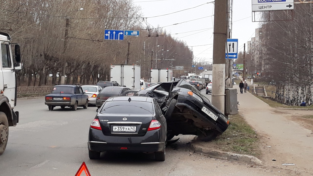 Утром в Кирове Nissan протаранил ВАЗ: «четырнадцатую» отбросило на опору ЛЭП