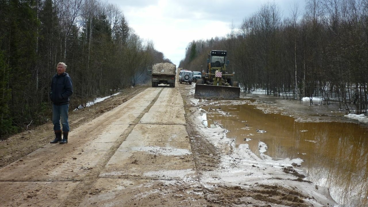 Движение по затопленной дороге в Опаринском районе восстановлено