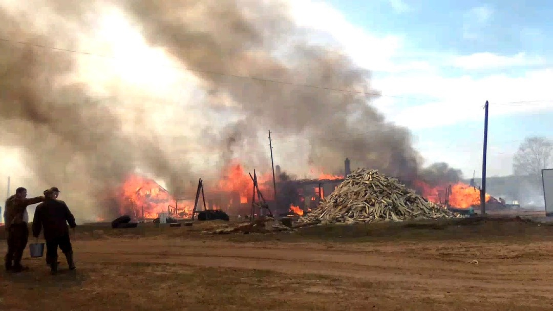 Видео: в Кировской области дотла сгорели три соседних дома и грузовик