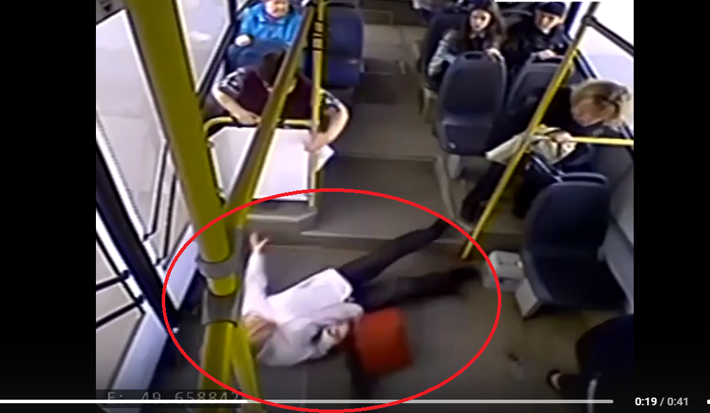 Падение пассажирки в автобусе на Комсомольской попало на видео