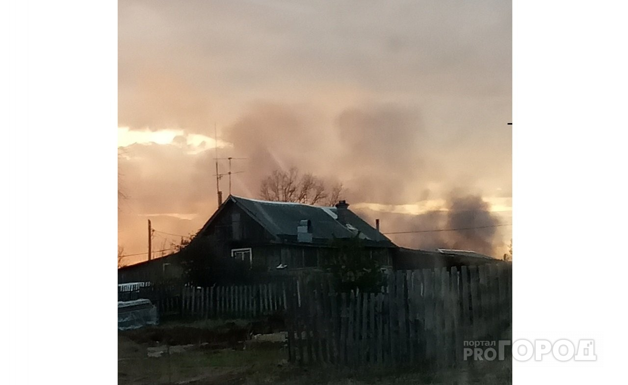 В пригороде Кирова произошел пожар: пламя охватило сразу три строения