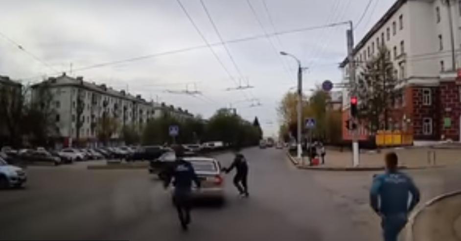 Видео: по Октябрьскому проспекту ехала машина без водителя