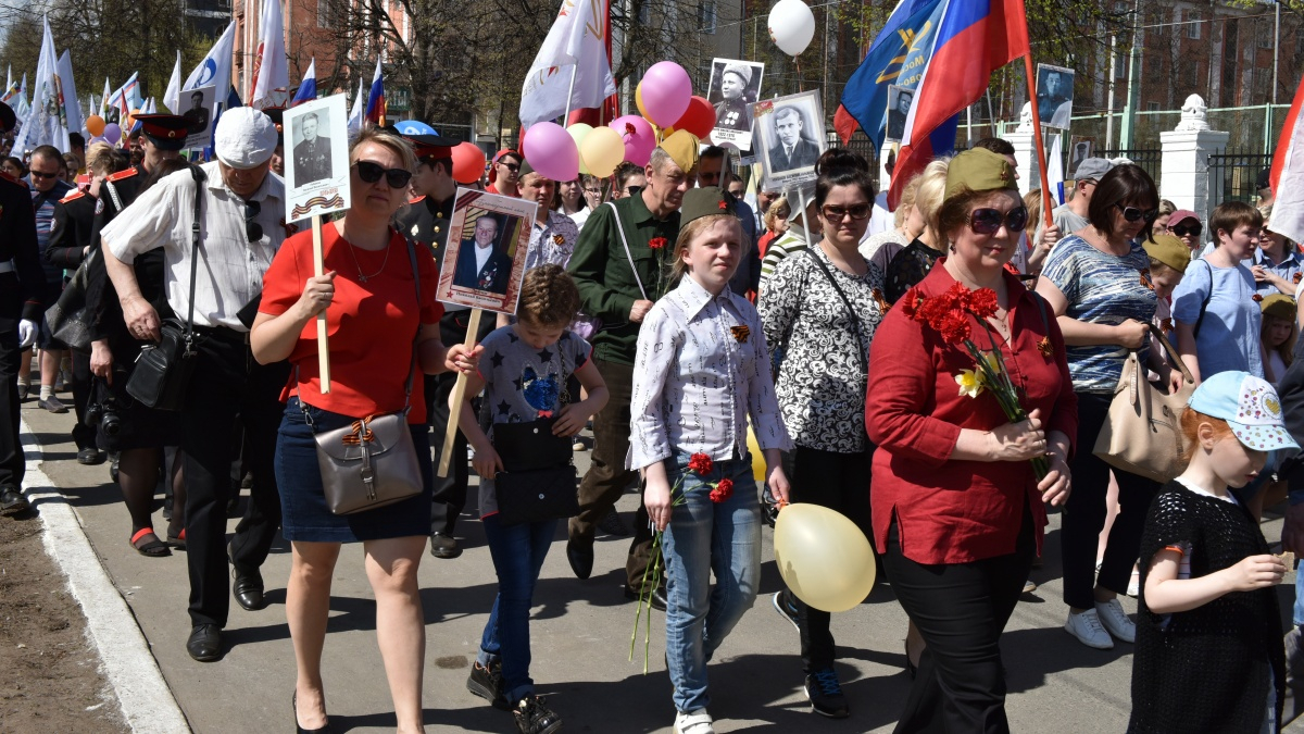 8000 кировчан пришли на парад на Театральной площади в Кирове
