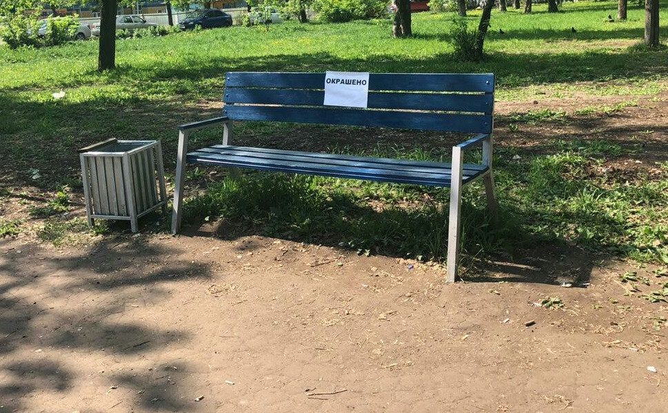 В скверах и парках Кирова начали выставлять обновленные скамейки