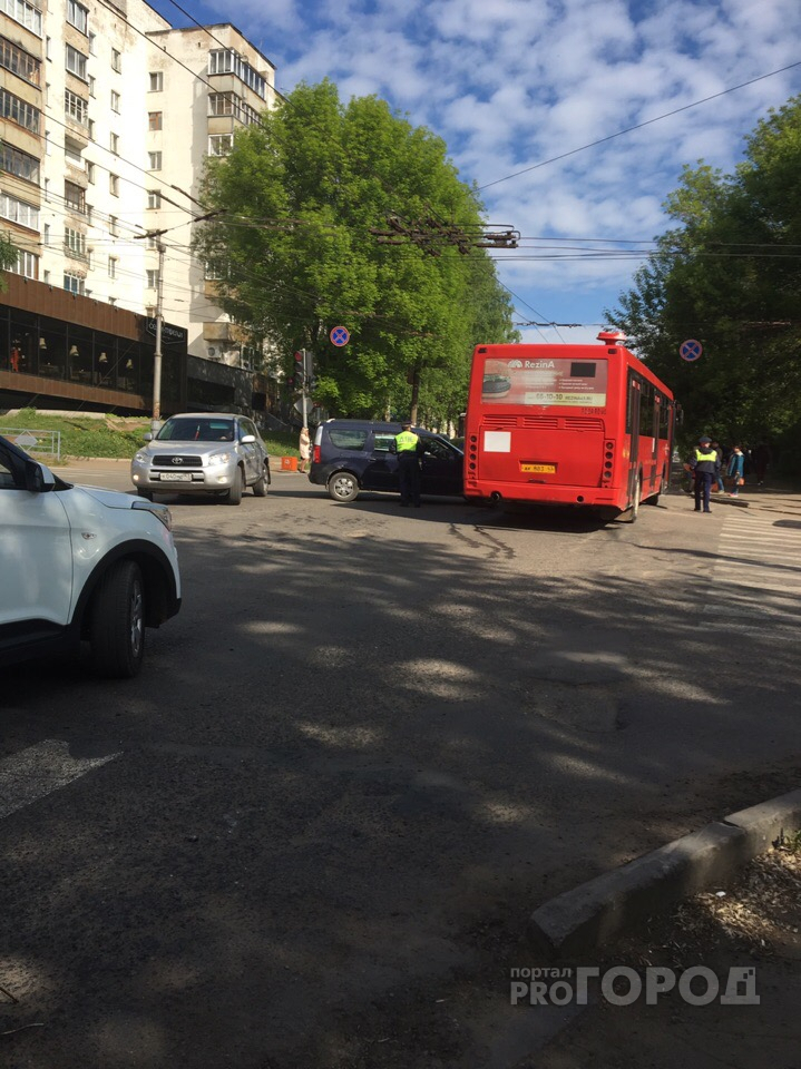 Видео: в центре Кирова автобус после ДТП перекрыл весь перекресток