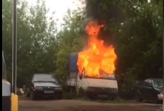 На парковке у ДК в Кирове загорелась "Газель"