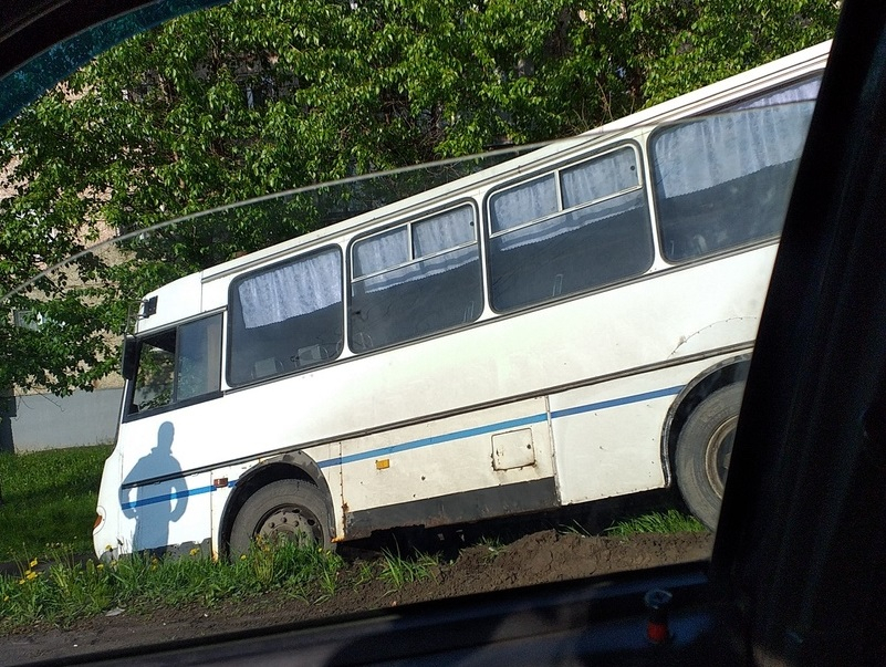 В Кирове автобус вылетел в кювет: информация о пострадавших уточняется