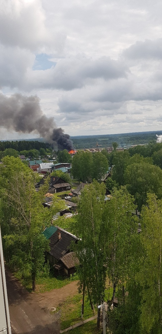 В Нововятске горят жилые дома: на месте работают 8 расчетов и скорая помощь