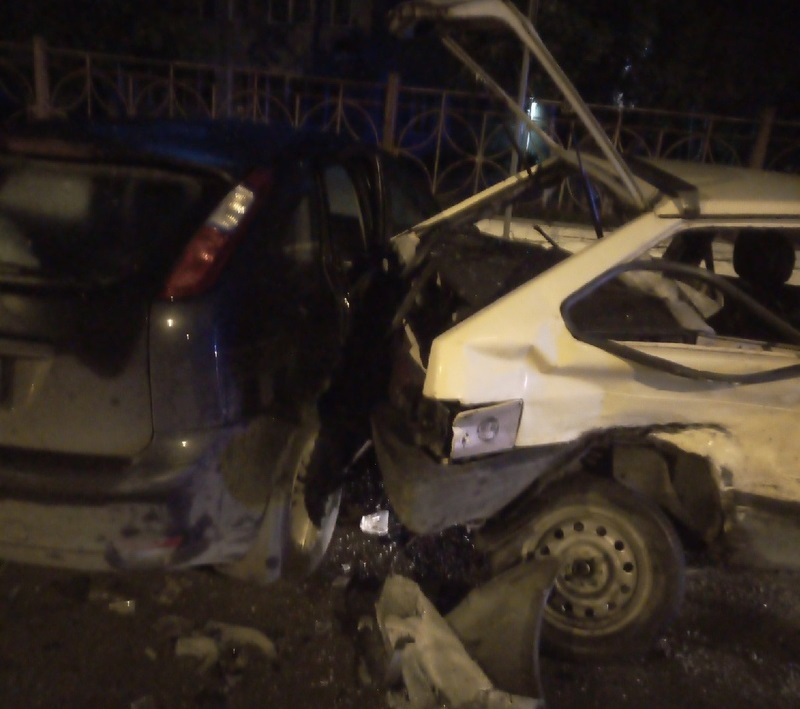 В Кирове 21-летняя девушка на иномарке выпила и протаранила 4 машины