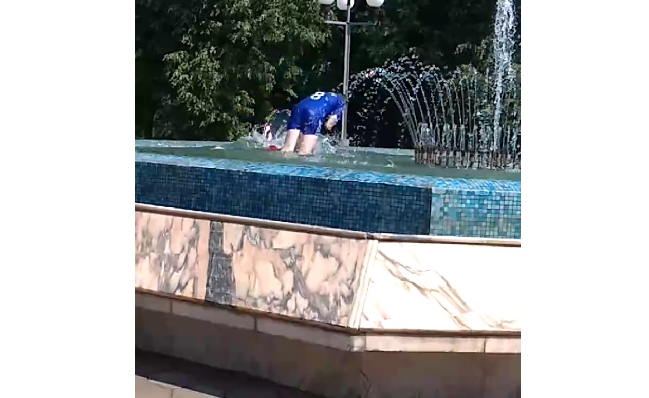 Видео: подростки ныряют в фонтан в Слободском