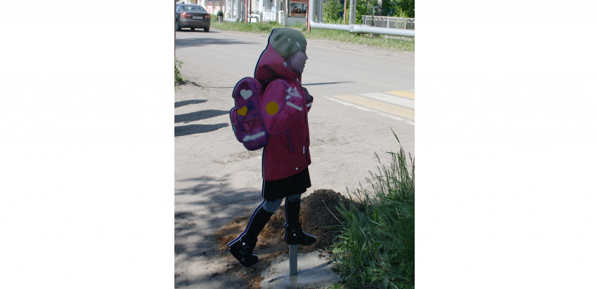 На пешеходном переходе в Кировской области поставили картонную школьницу