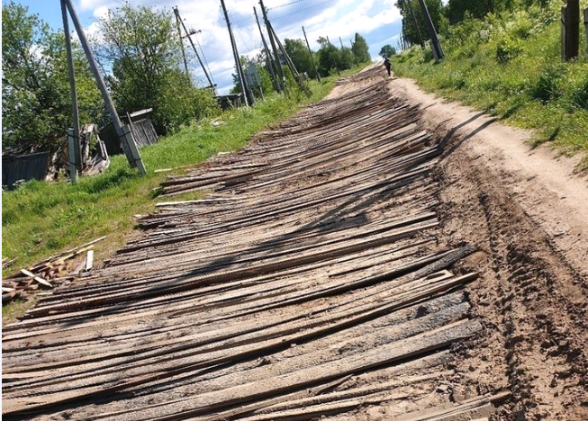 Жители Кировской области отремонтировали дорогу горбылем