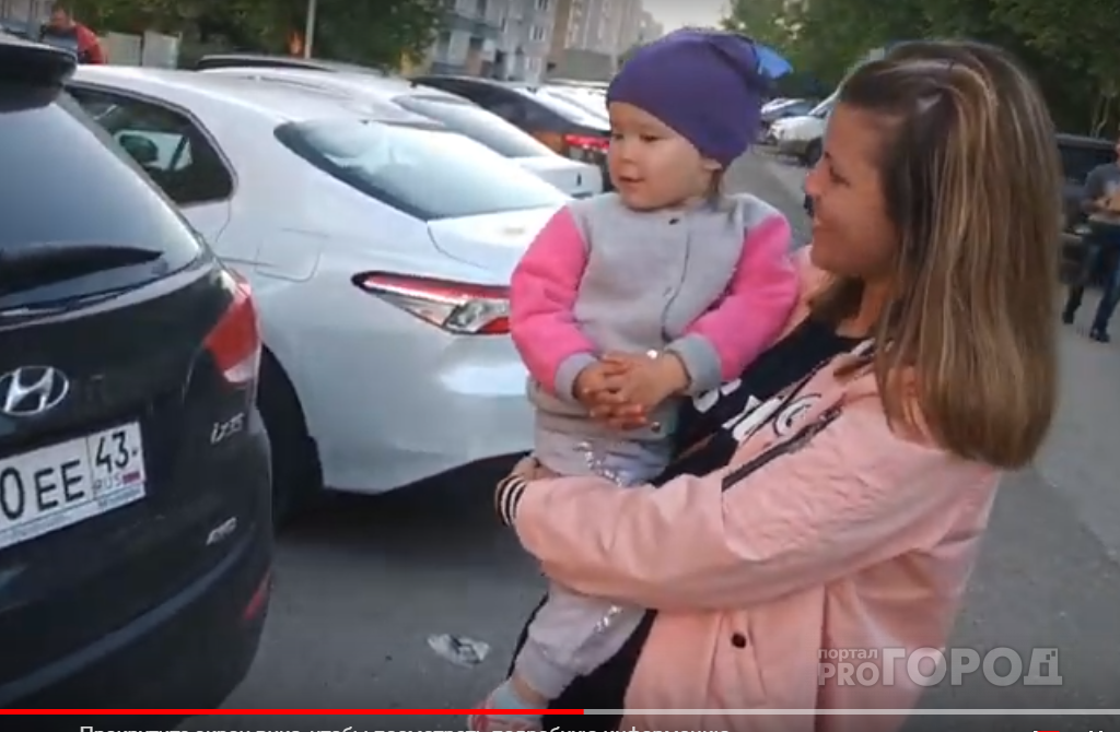 Видео: двухлетняя девочка из Кирова угадывает марки машин на улице