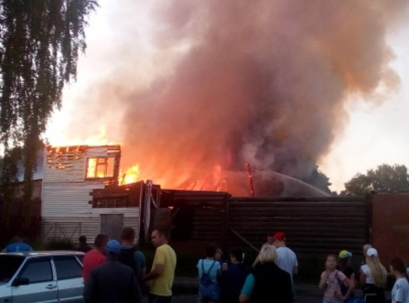 Загорелся бывший мясной магазин в деревне Стулово