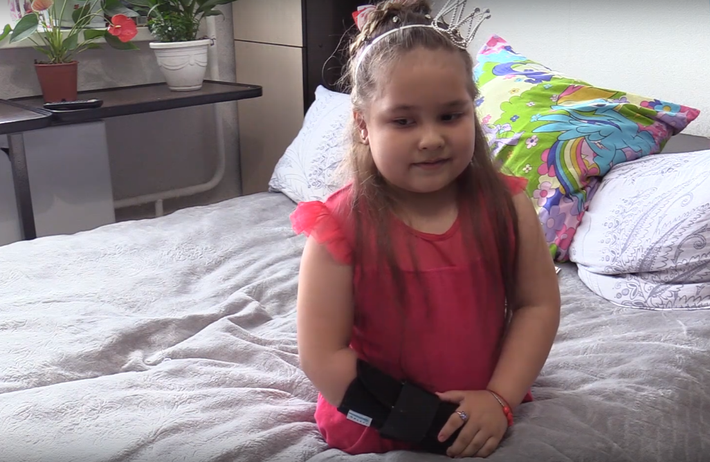 Кировчанка проиллюстрировала книгу для 5-летней девочки, которая осталась без ног