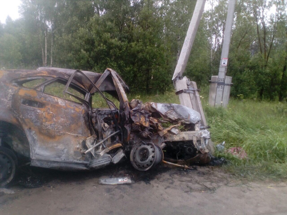 В Кировской области иномарка въехала в опору  и сгорела
