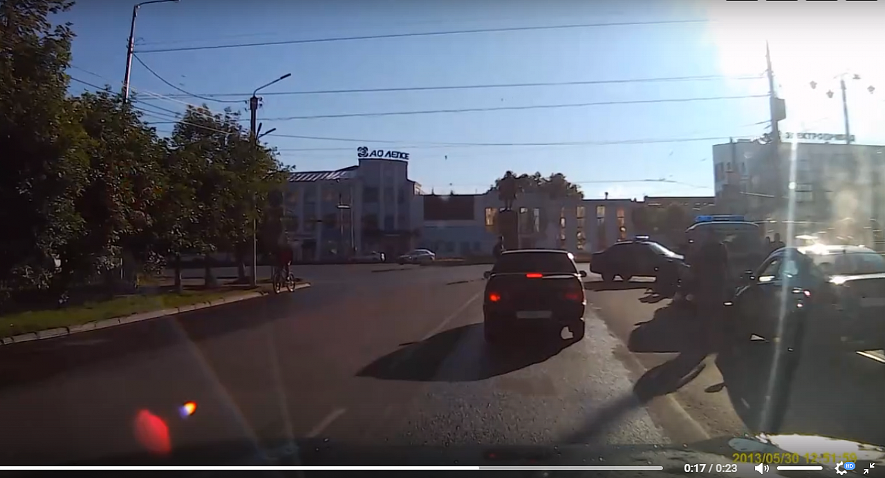 Видео: в Кирове лихач на ВАЗе протаранил машину «Почты России» и устроил погоню