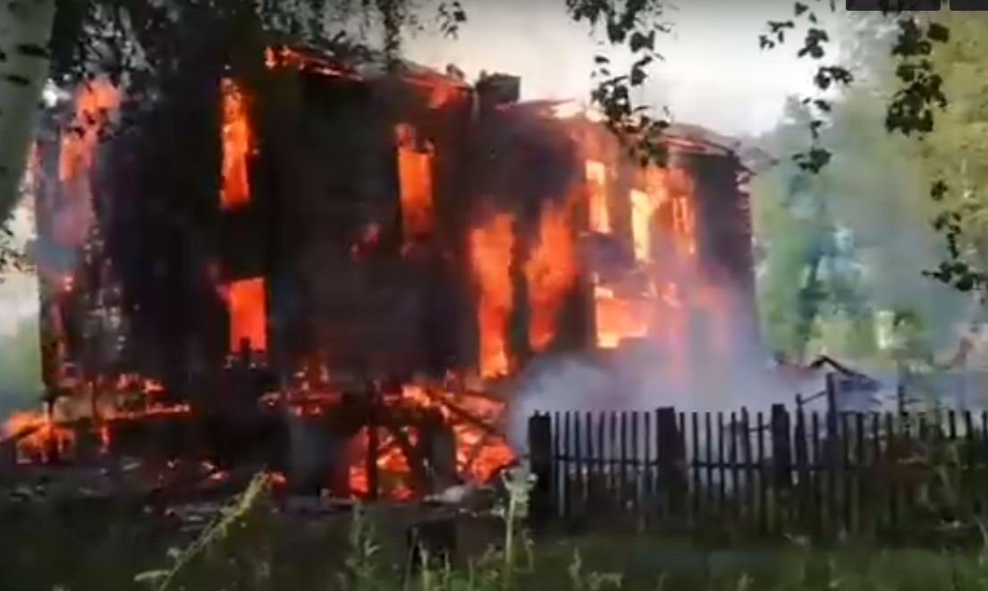 В Котельниче на пепелище дома, который тушили 5 часов, нашли тело мужчины