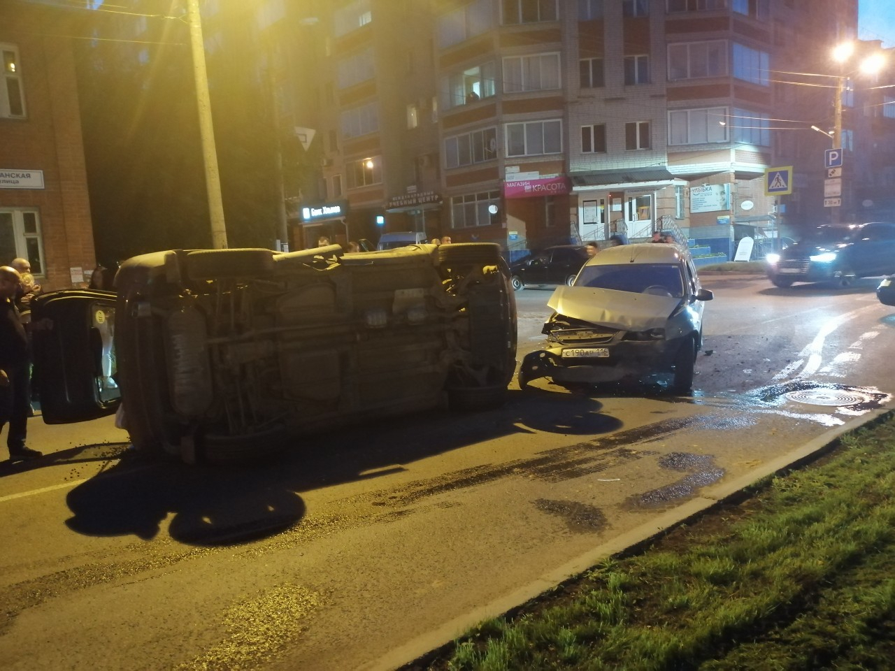 ДТП в центре Кирова: от удара кроссовер перевернулся