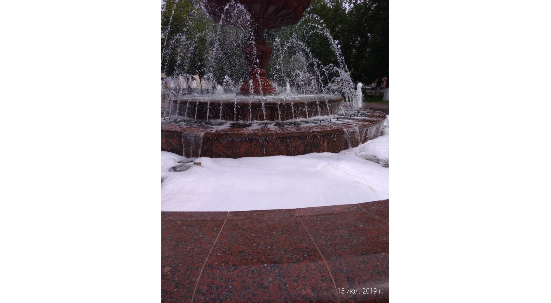 Фото дня: в кировском фонтане появилась пена
